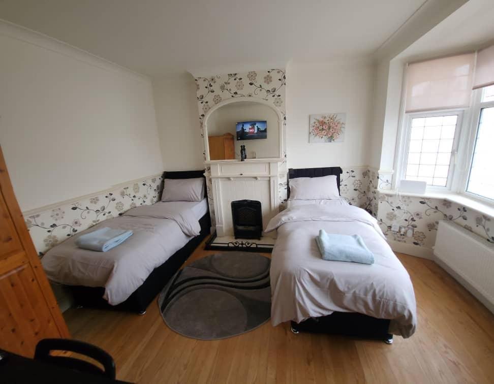 Cosy 4 Bed Home Эдмонтон Экстерьер фото