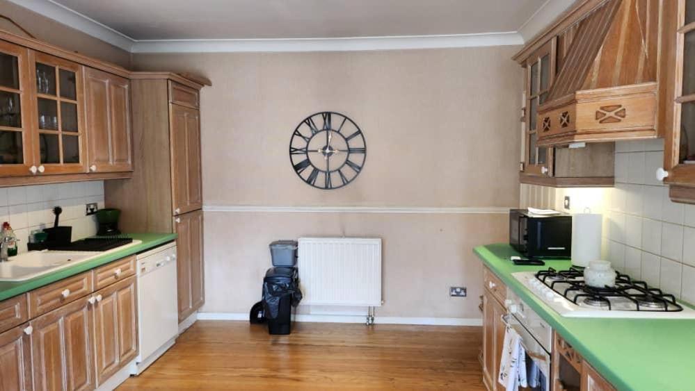 Cosy 4 Bed Home Эдмонтон Экстерьер фото