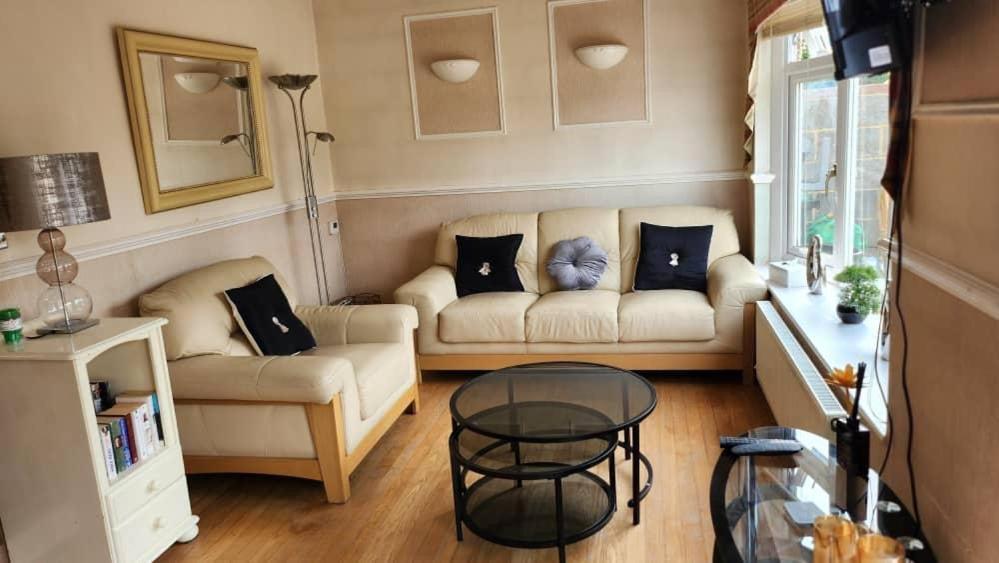 Cosy 4 Bed Home Эдмонтон Экстерьер фото
